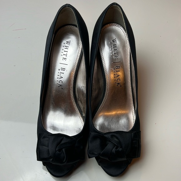 🖤WHITE HOUSE BLACK MARKET BLACK SATIN 4” OPEN TOE HEELS WITH BOW SIZE 7🖤 - Picture 2 of 16